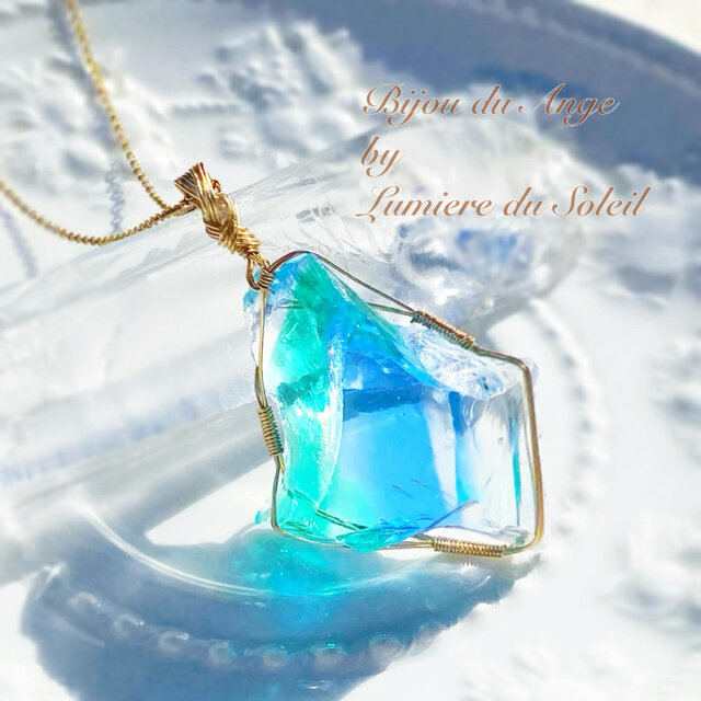 アンダラクリスタルのトリプルカラーペンダントトップ《エメラルド