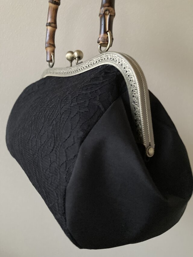 ☆バンブーがま口バッグ 焼きバンブー持ち手 黒地に花束の刺繍柄