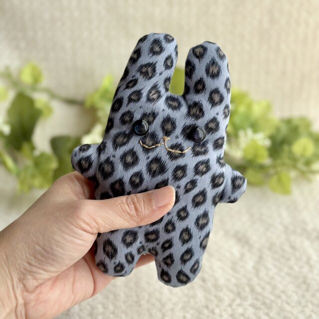 ヒョウ柄の子うさぎのぬいぐるみ（フニータ） | iichi 日々の暮らしを