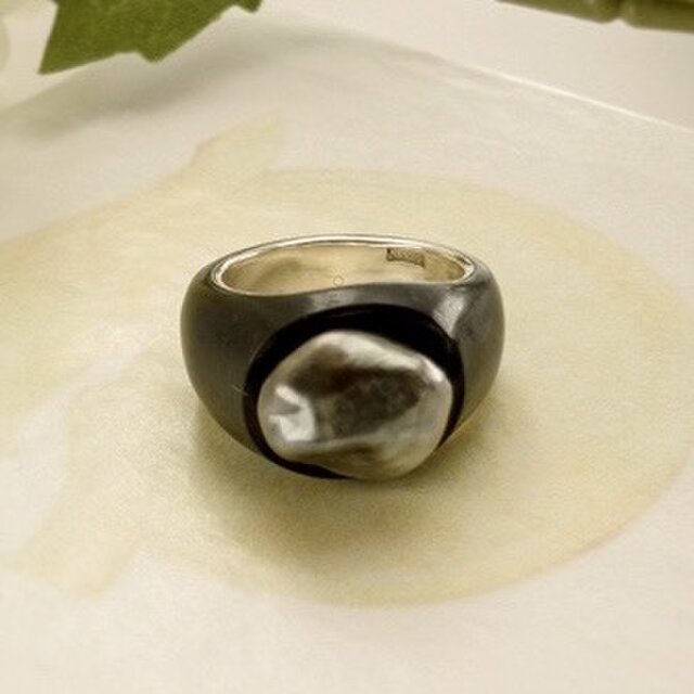 no.70007 黒檀・天然ケシパールのシルバーリング（14号） | iichi 日々