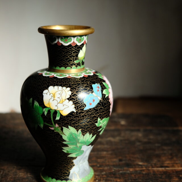 シノワズリな雰囲気◇花と蝶々 中国産 七宝焼 花瓶 芍薬 壺 チャイナ