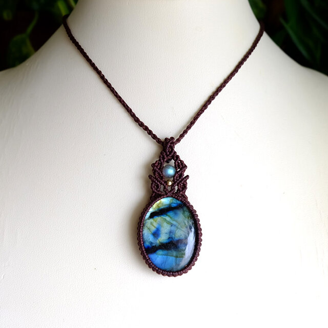 大きめラブラドライト 良質天然石 マクラメ編みペンダントネックレス