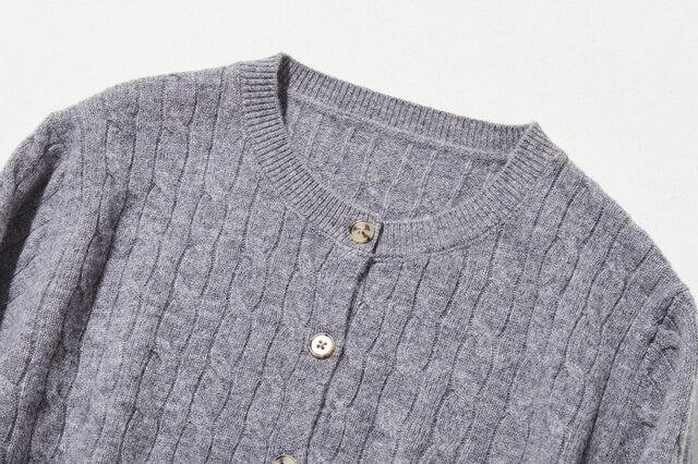 時代を超えて愛されるケーブル編みカーディガン ウール100