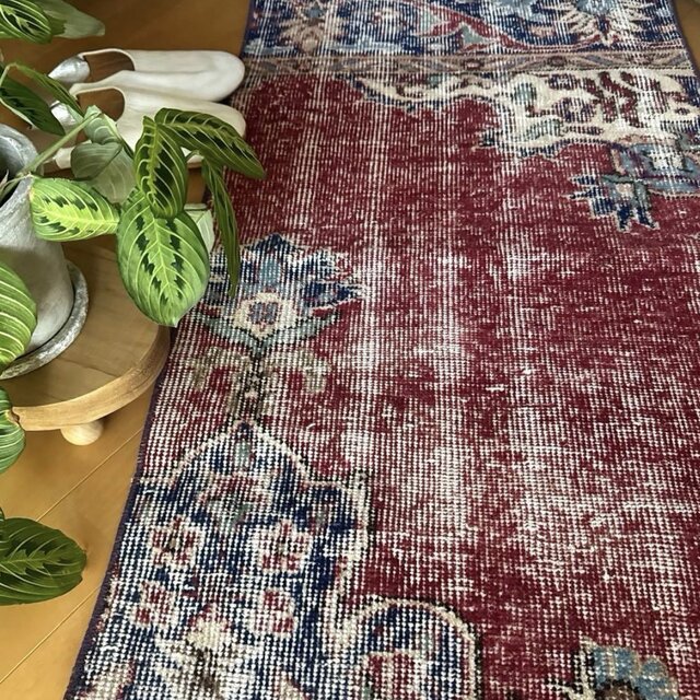 52×96 エンジ色 ボタニカル 擦れシャビー トルコヴィンテージラグ