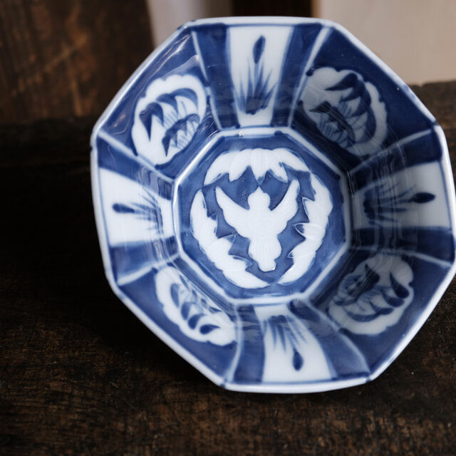 見込みは陽刻◇竹と雀。伊万里 鳥文染付八角鉢 骨董・antiques 丁寧な