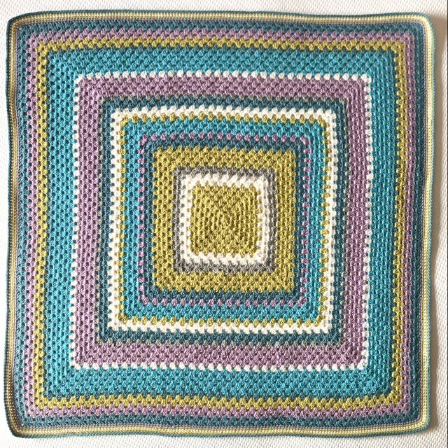 ウール グラニースクエア かぎ針編みのミニブランケット（膝掛け