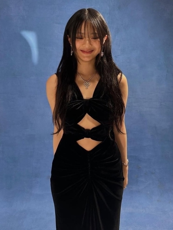 NewJeans ハニ、ブラックドレスで洗練された美しさをアピール…宝石の