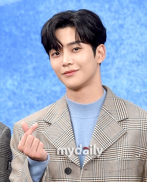 SF9 ロウン、再検査で現役入隊が決定…10月27日に軍隊へ（公式） - Kstyle