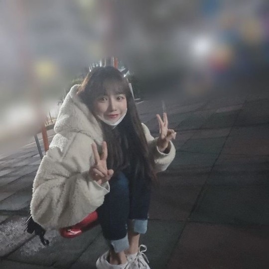 IZ*ONE チョ・ユリ、ブランコに乗ってVサイン…暗闇でも輝く笑顔 - Kstyle