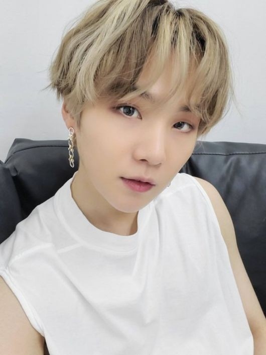 BTS（防弾少年団）のSUGA、セルフショットで近況公開…カリスマ溢れる