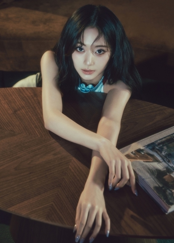 TWICE ツウィ、ソロアルバム「abouTZU」コンセプトフォトを公開…夢幻的