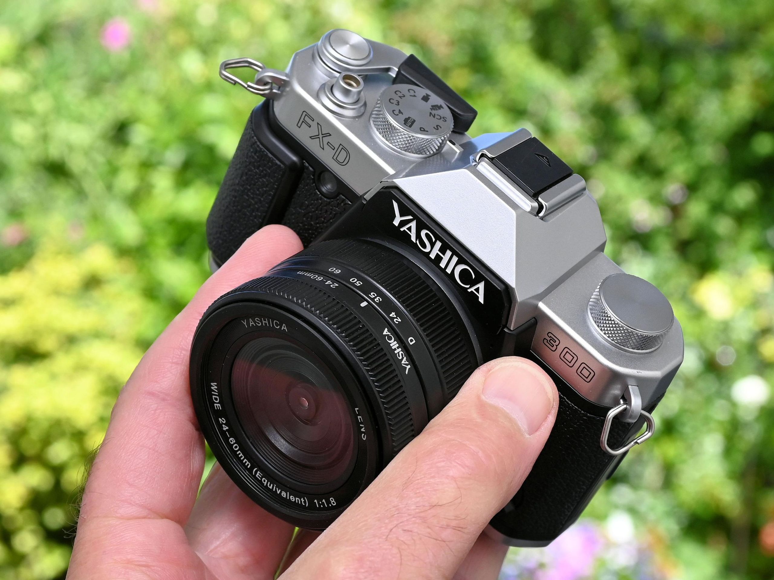Yashica FX-D 300 hands-on review: a digital camera with a 1970s