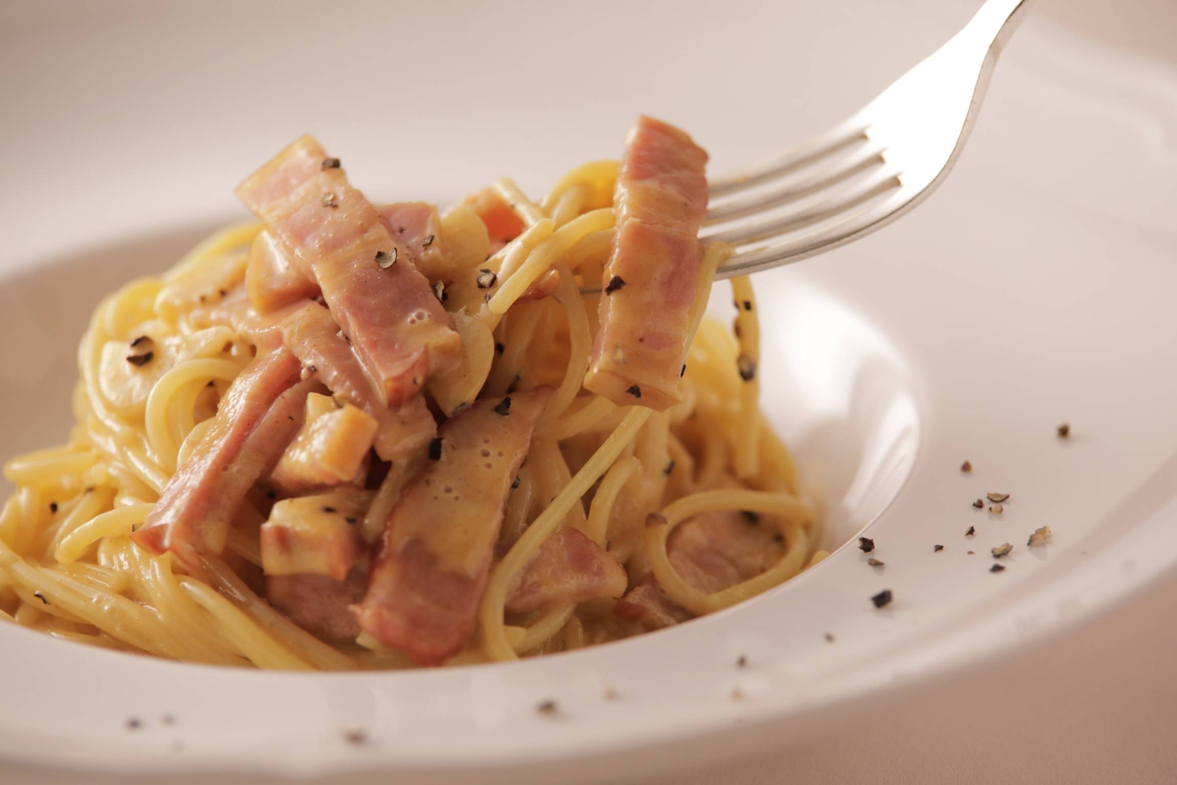 牛乳でしっかり濃厚！カルボナーラの作り方【シェフ直伝】 - macaroni