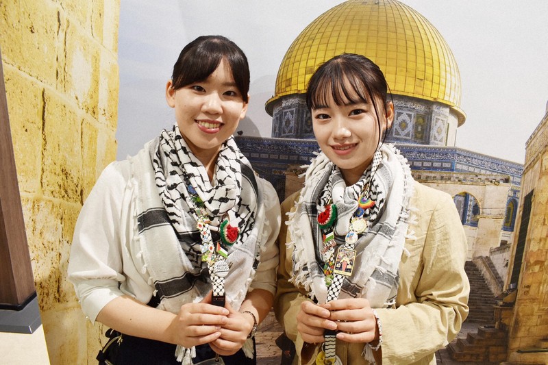 これぞ万博」 静かに広がったピンバッジ交換ブーム 連帯示す [写真特集