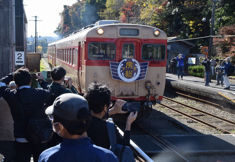 1964年製の現役車両、ラストラン いすみ鉄道を走る「キハ28」 | 毎日新聞
