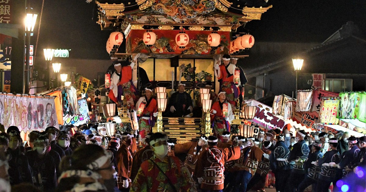 秩父夜祭 3年ぶりの山車曳行、観衆を魅了 花火も彩り | 毎日新聞