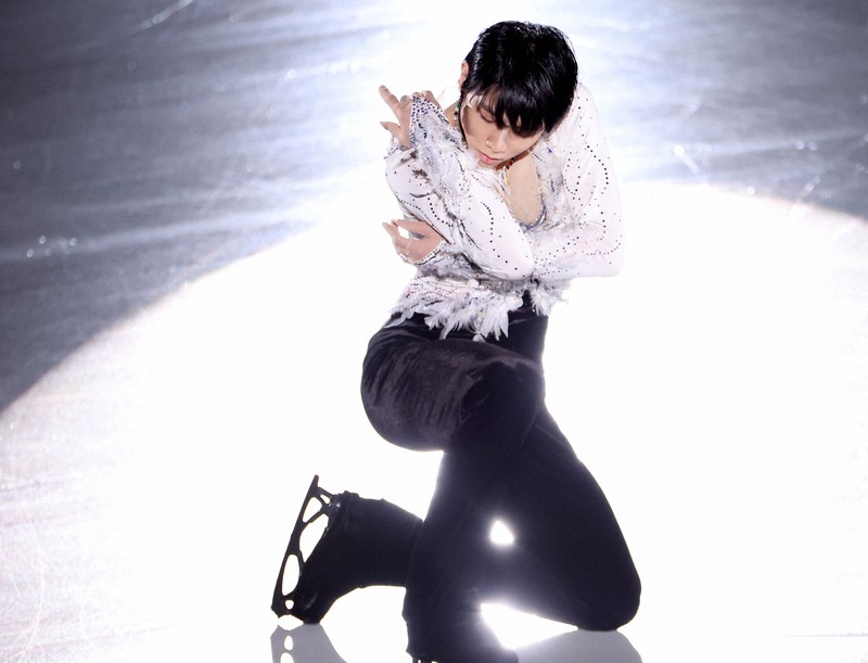満天の星に希望の光 羽生結弦さんアイスショー開幕 夏の王者と共演