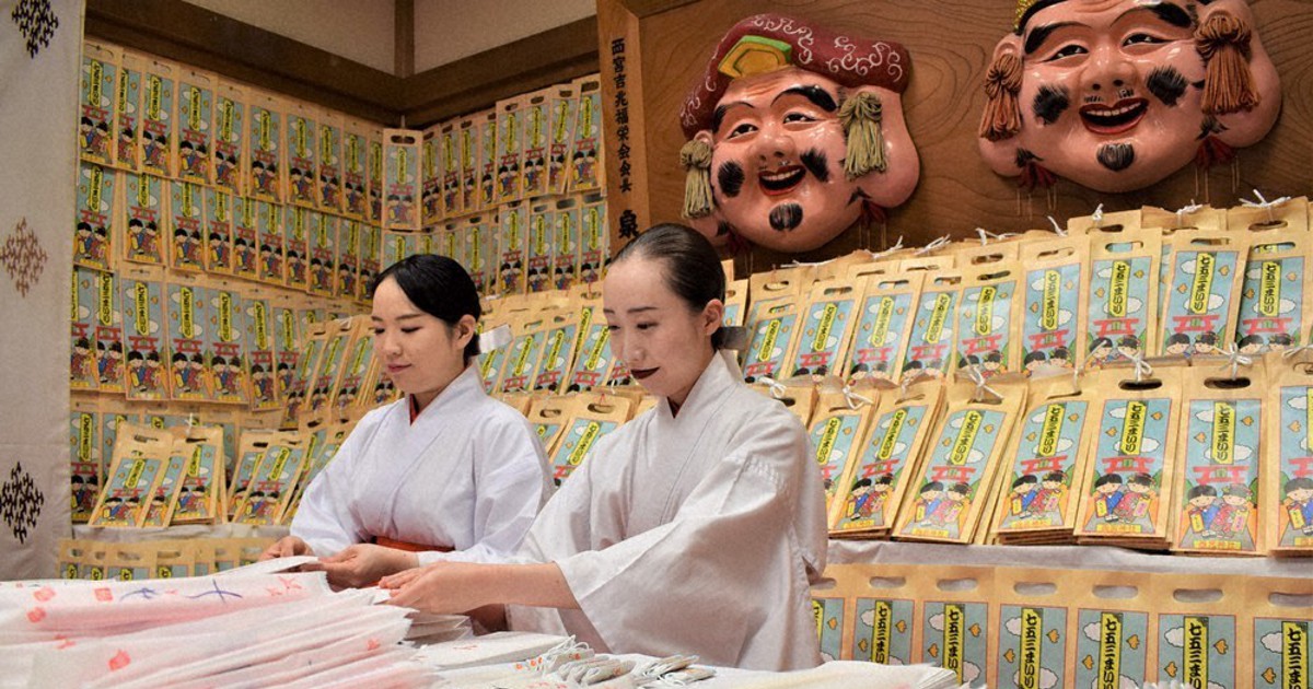 幸せに成長を」 西宮神社で千歳あめ袋入れ ／兵庫 | 毎日新聞