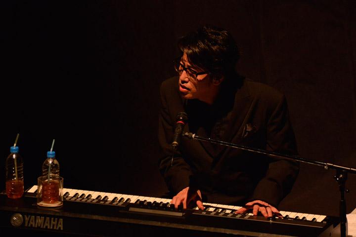 岡村靖幸、待望のライブDVDが10月2日にリリース決定。