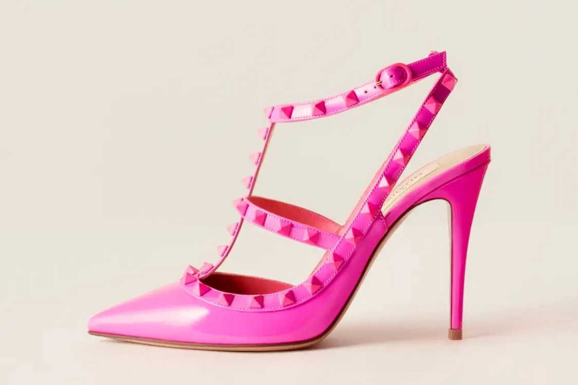 ヴァレンティノ 定番「ロックスタッズ」よりアイコニックな新作バッグ