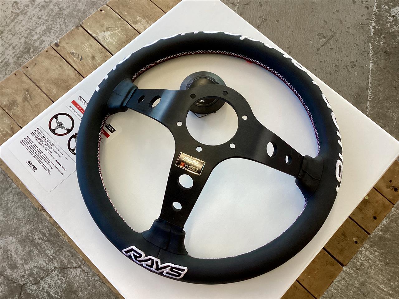 RAYS×VERTEX VOLK RACING STEERING RD”を装着。鍛造ホイールじゃ