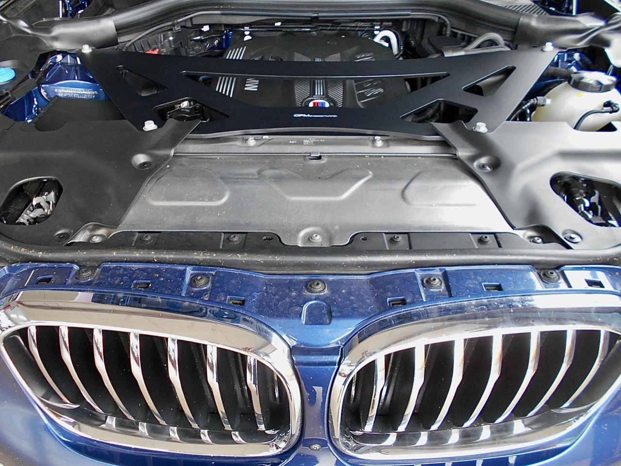 cpmと言えば下回りに取り付ける補強用“魔法の板”ですが、エンジン