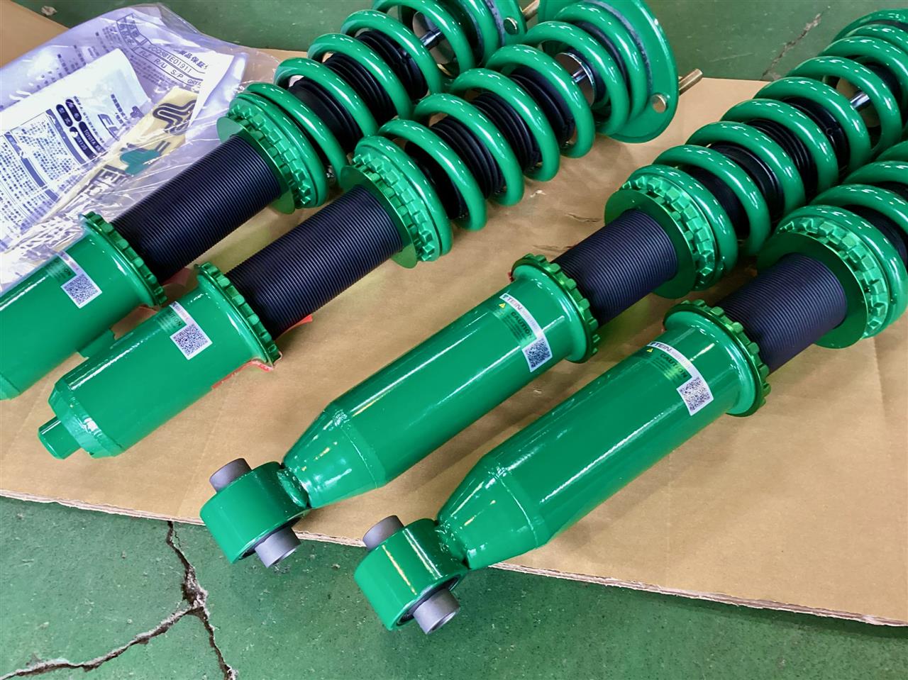 ダンパーからのオイル漏れを契機に車高調を投入。4WDグレードなので