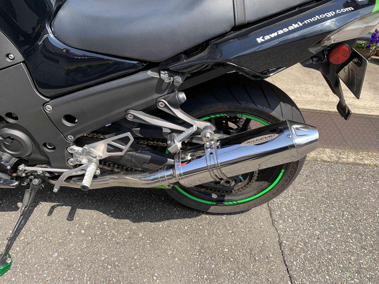 DELKEVIC スリップオンステンレストライオーバルマフラー のパーツ