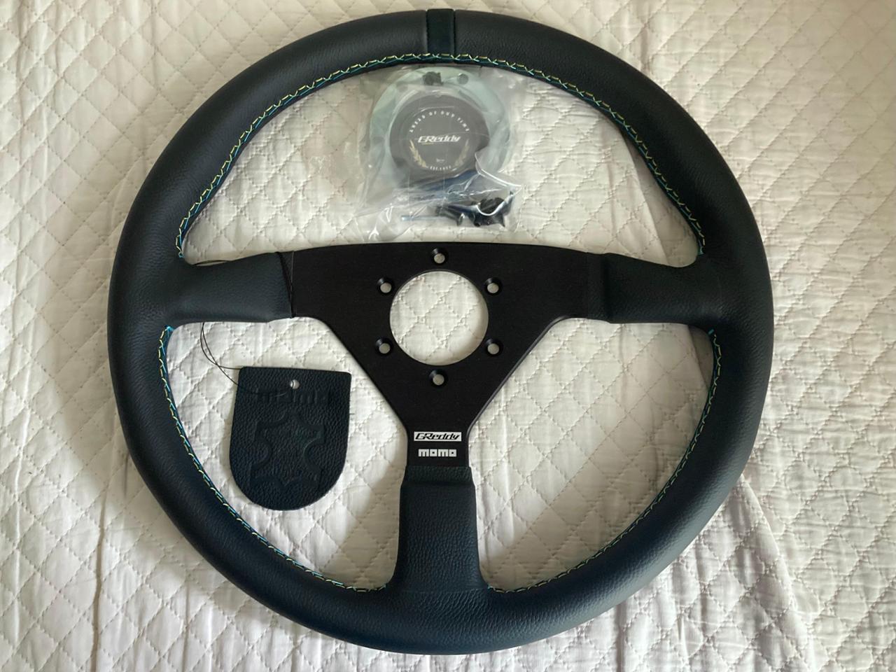 TRUST GReddy × MOMO スポーツステアリングホイール レザー のパーツ