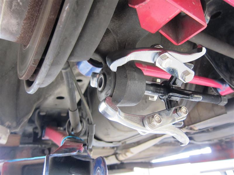 リアナックル側トレーリングアームのブッシュ交換（スバル