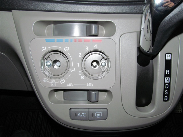 エアコン操作パネルにダイノックシート（ダイハツ ミライース・LA300