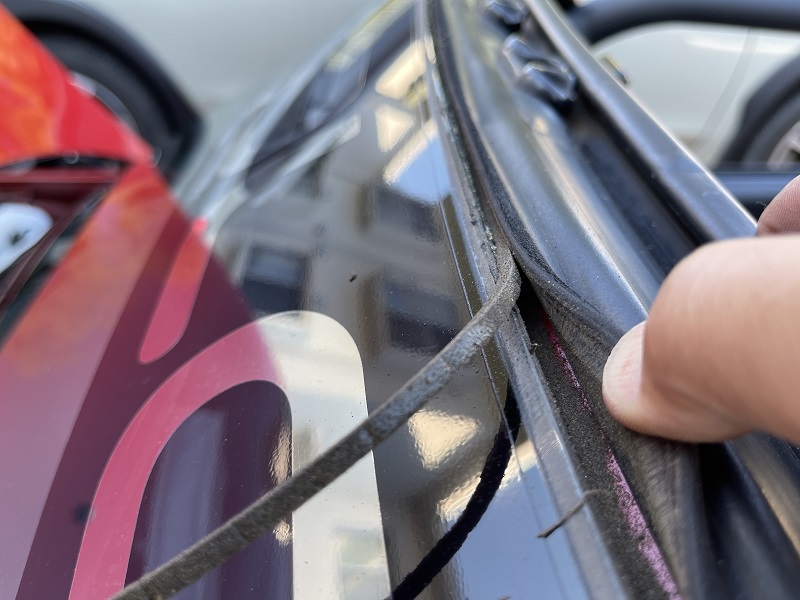 アッパウインドシールドモールディングとヘッダオープニングウエザ