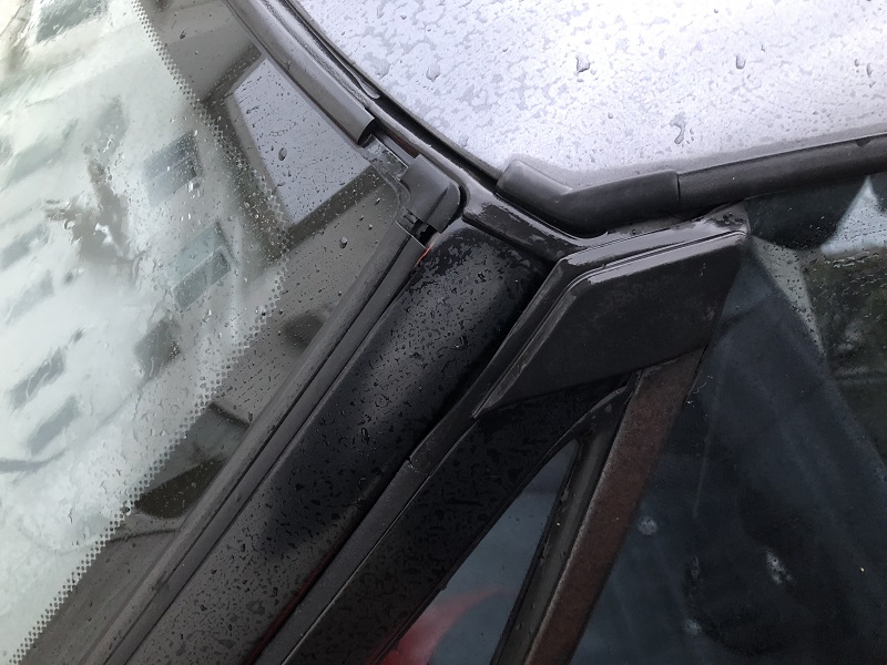 アッパウインドシールドモールディングとヘッダオープニングウエザ