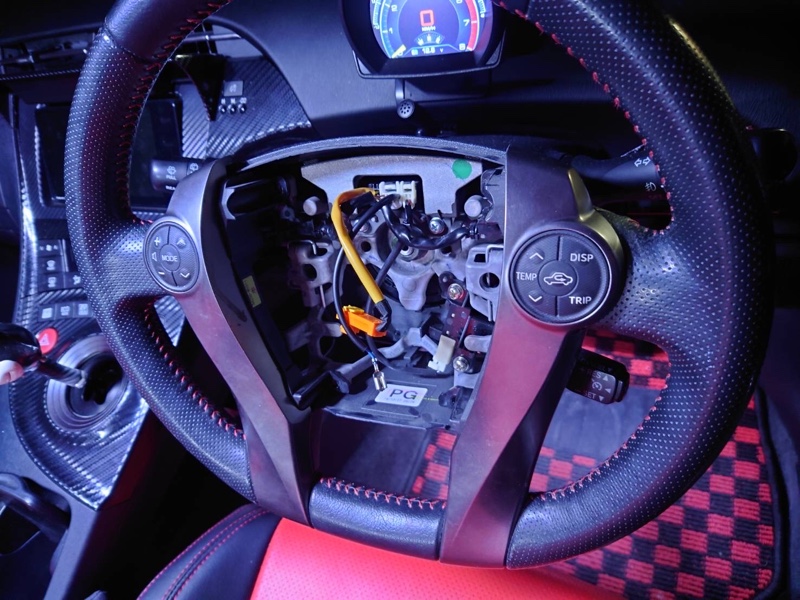 ステアリングスイッチLED打ち替え😎（トヨタ プリウス G's・30系）by