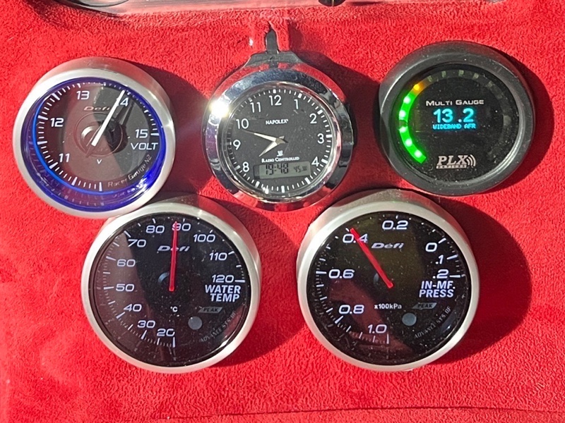 デフィ 追加メーター 水温計 インマニ計 電圧計 時計。（マツダ