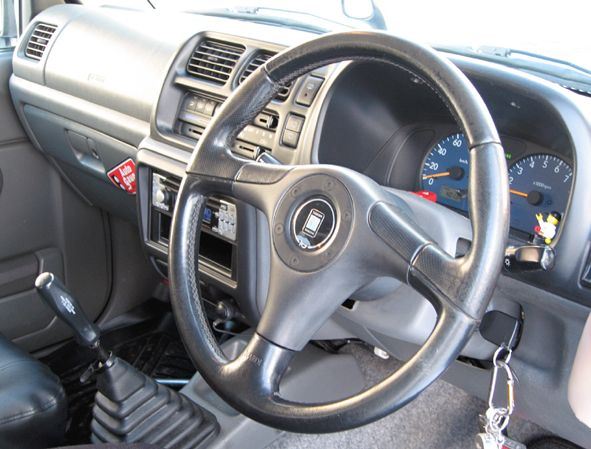 Z5 ブラックレザー NARDI(ナルディ)のステアリングの口コミ・パーツ