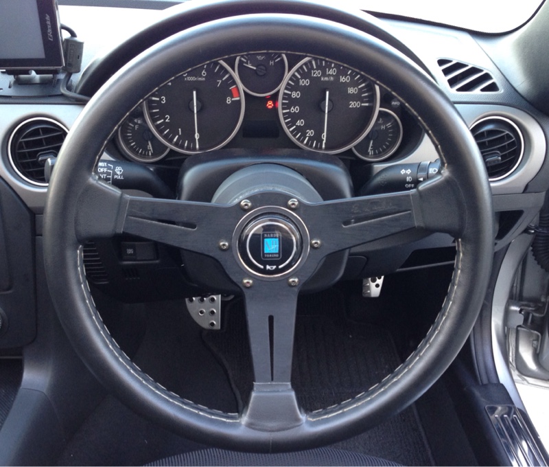 NARDI CLASSIC LEATHER ブラックレザー&ブラックスポーク φ34 のパーツ