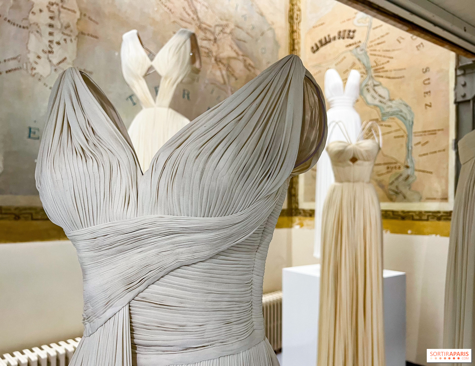 アズディン・アライア財団の素晴らしいファッション展「Alaïa/Grès」が