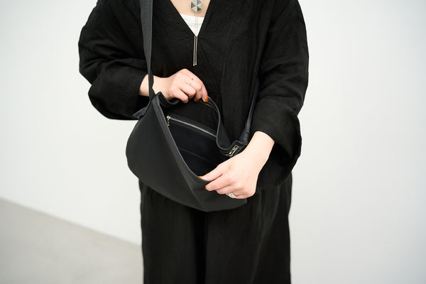 シンプルで柔らかいファスナー付きやぎ革ショルダーバッグ – REN