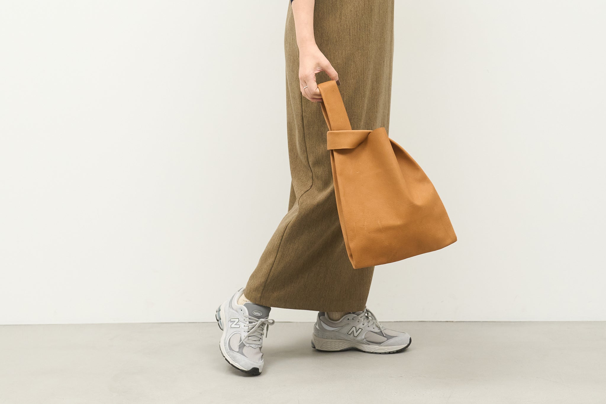 REN】《トートバッグ》A4も入る便利なサイズ。レジ袋型のレザーバッグ。