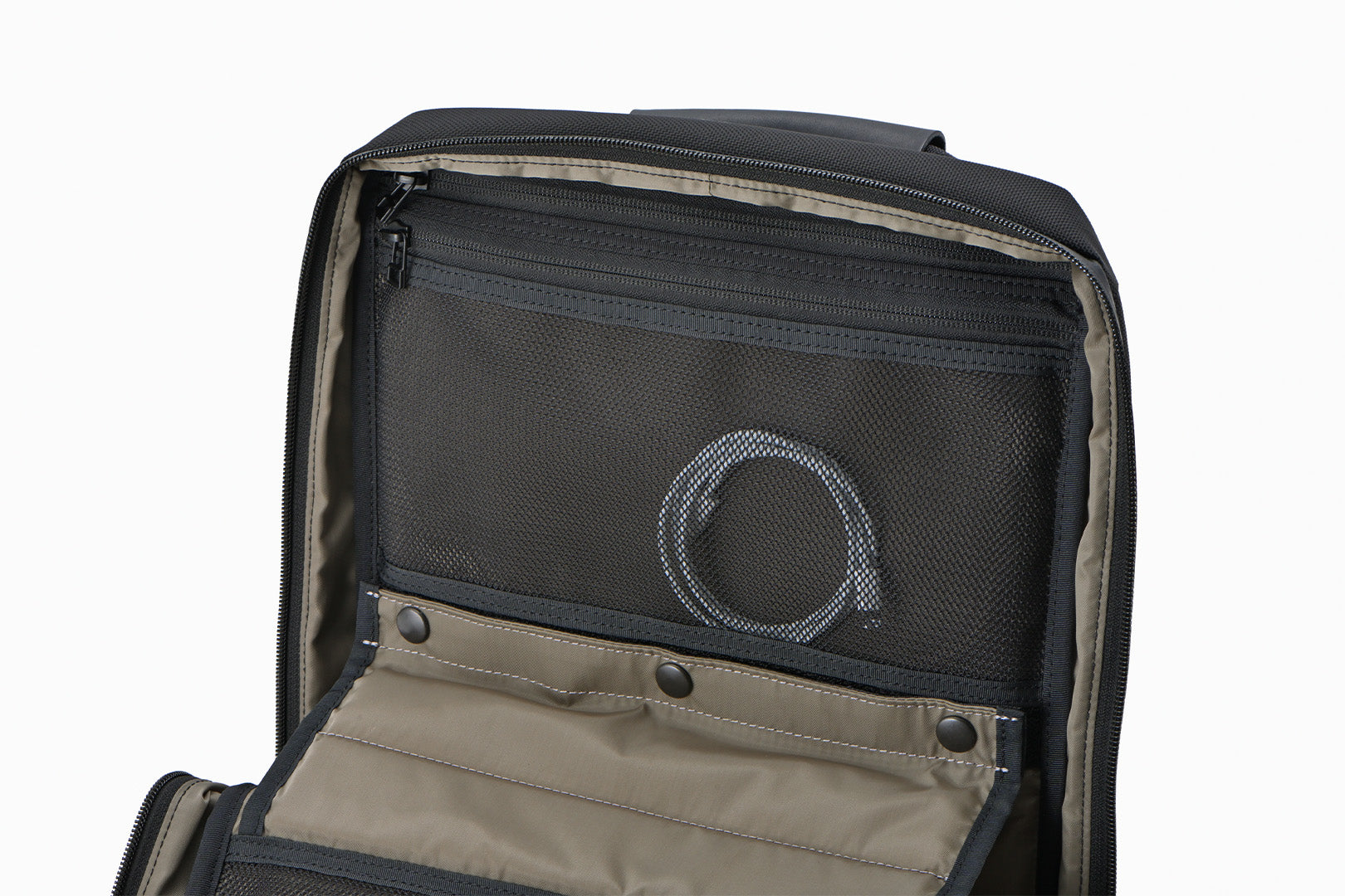 撥水レザー｜イライラを解消する“上下2部屋構造”リュック【seowU