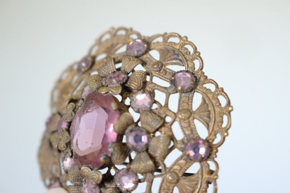 細かな細工のヴィクトリアンガラスブローチ（直径4.5cm） イギリス