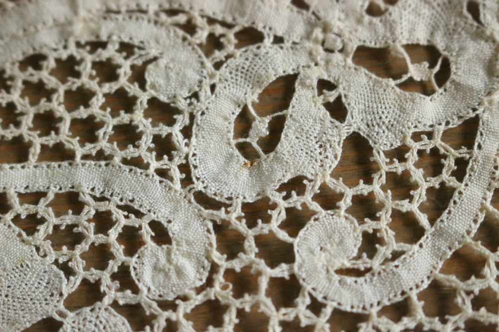 美しいバテンレースドイリー（直径13.5cm） フランスアンティーク