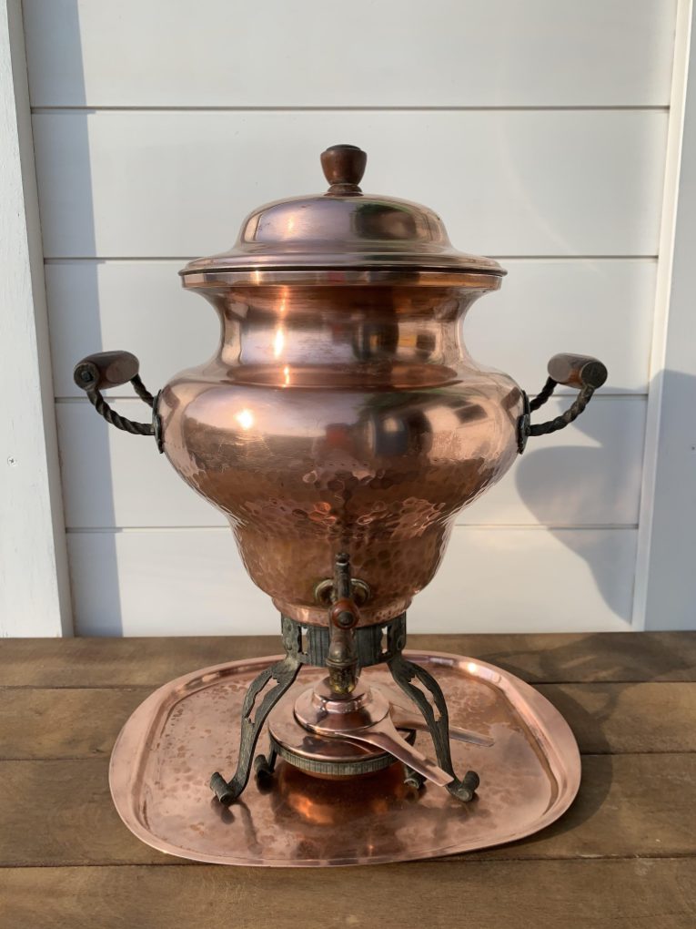 40年前のサモワールを磨きながら | 【紅茶専門店ディンブラ】美味しい