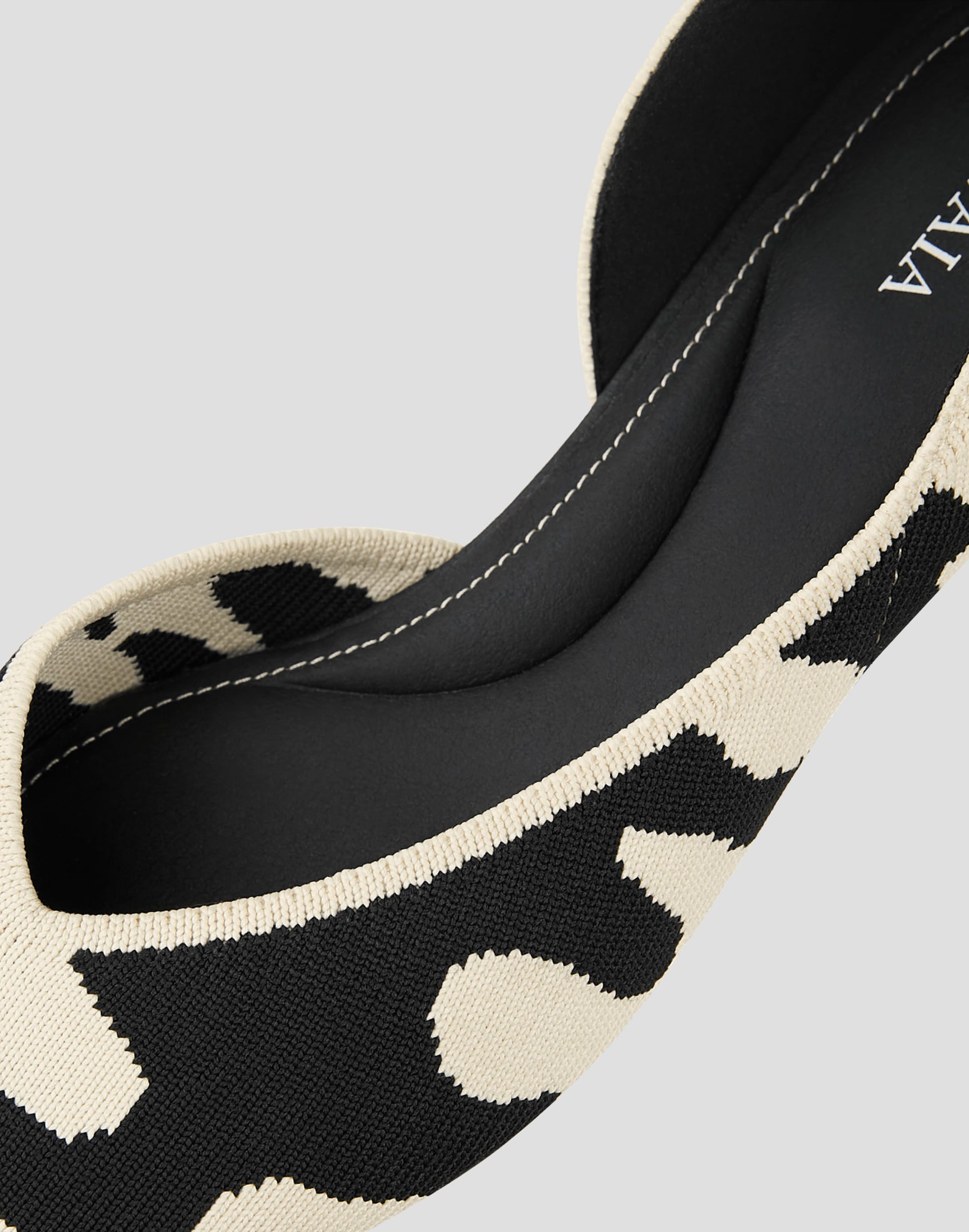 Melia 2.0] ポインテッドトゥ Vカット フラットシューズ – VIVAIA JAPAN