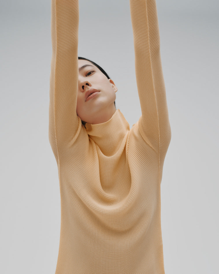 新ビジュアル公開「STRETCH PLEATS」 – isseymiyake.com