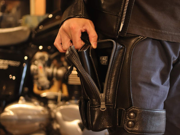 即完売が続くレザーレッグバッグ。