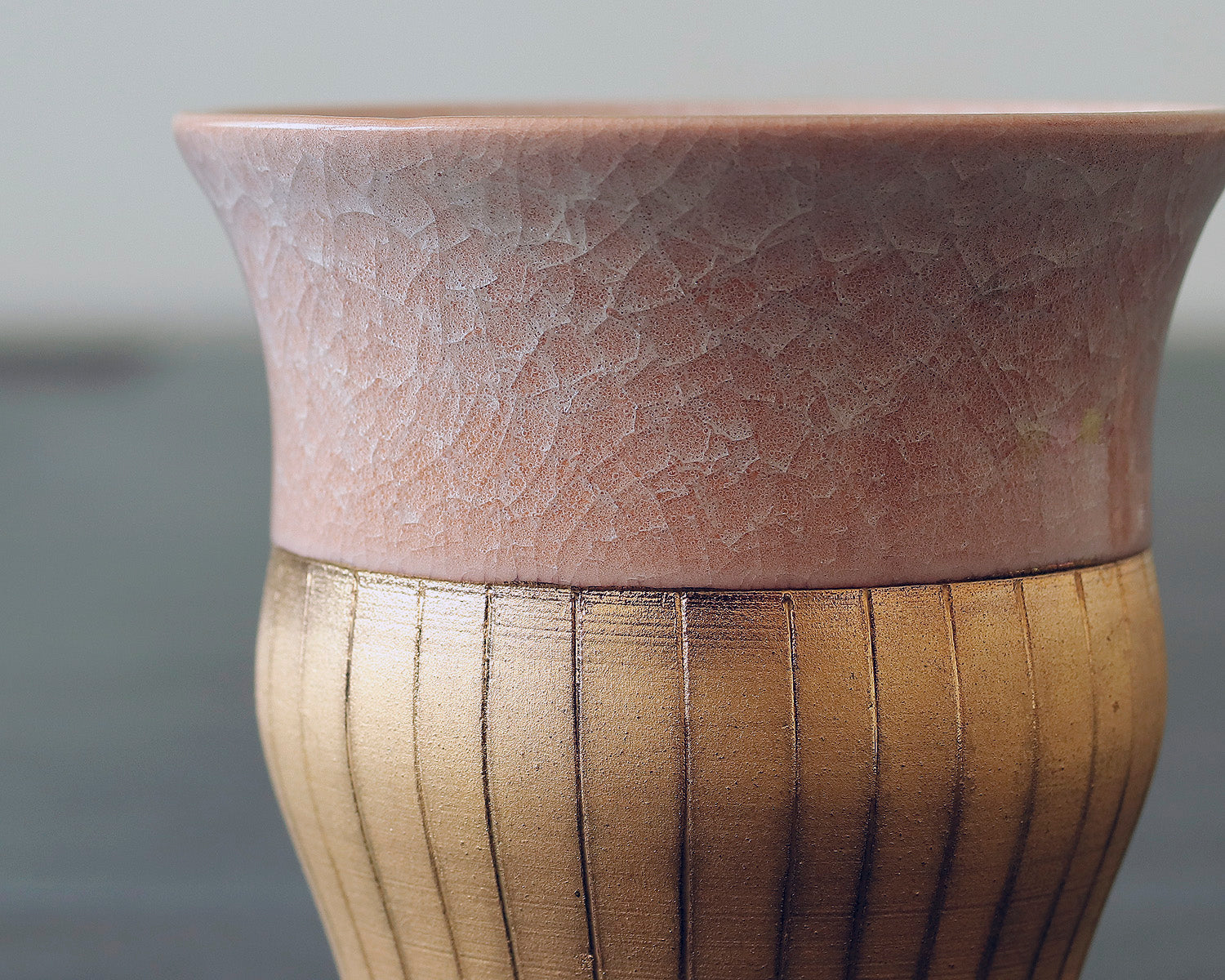 京焼・清水焼〉 陶仙窯「亀甲貫入釉 金彩 ストライプカップ / ピンク