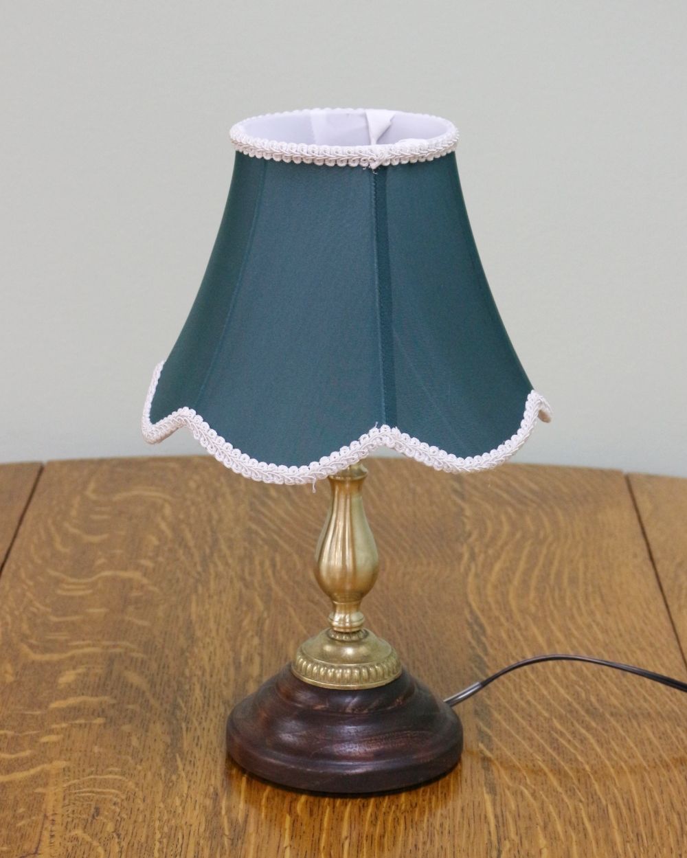 白いブレードがオシャレです♪ クラシックスタイルのテーブルランプ