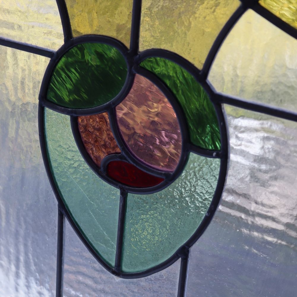 アンティークの窓枠もおしゃれ♪ アンティーク ステンドグラス VC108